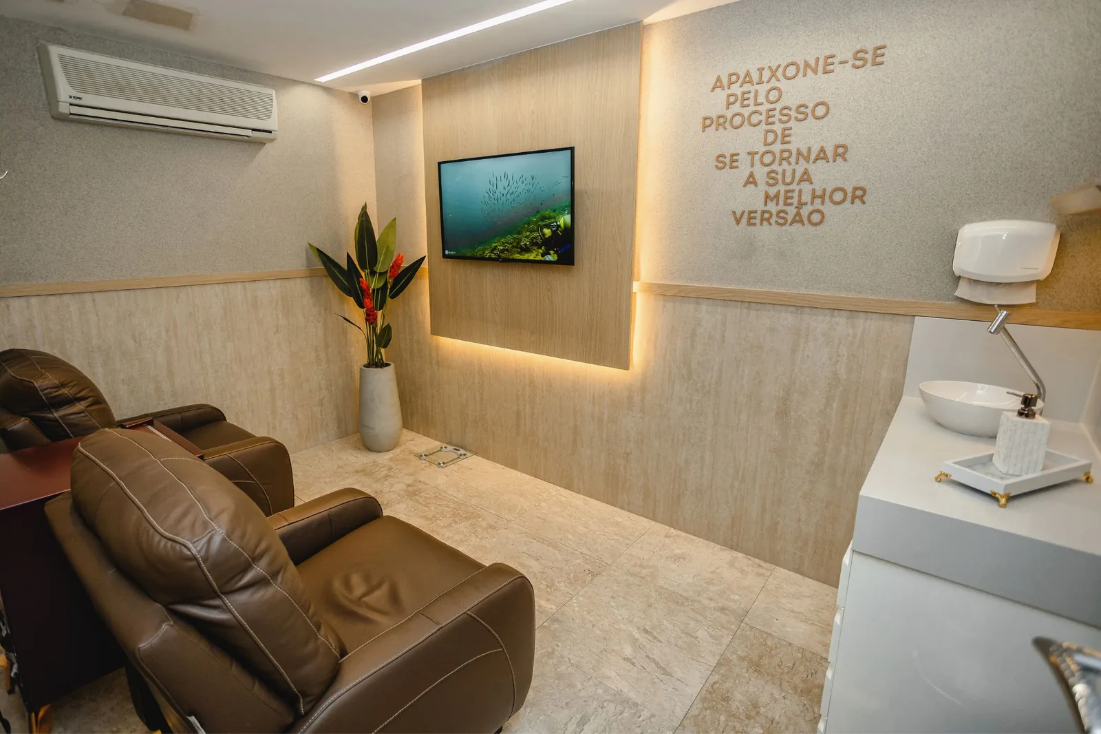 Detalhe da iluminação da clínica Dr. Michel Malverdi